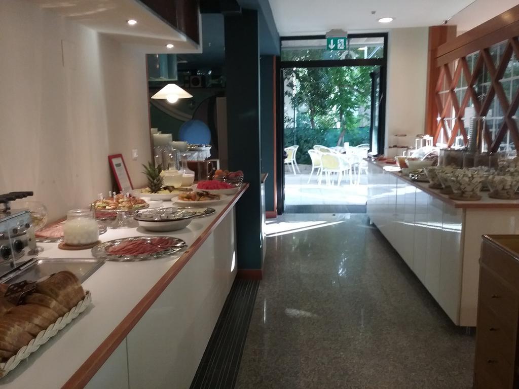 Hotel Carol Римини Экстерьер фото